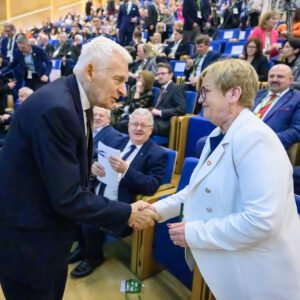 Teresa Kubas-Hul, Wojewoda Podkarpacki wita się z Jerzym Buzkiem, Przewodniczącym Rady Fundacji EFRWP, byłym posłem do Parlamentu Europejskiego.