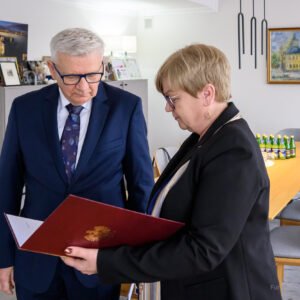 Zdjęcie przedstawia wojewodę podkarpackiego Teresę Kubas-Hul i konsultanta wojewódzkiego w dziedzinie medycyny rodzinnej podczas wręczenia powołania