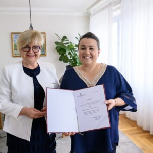 Zdjęcie przedstawia wojewodą podkarpackiego Teresę Kubas-Hul oraz konsultanta wojewódzkiego w dziedzinie pielęgniarstwa anestezjologicznego i intensywnej opieki dr hab. n. med. i n. o zdr. Sabinę Krupę-Nurcek