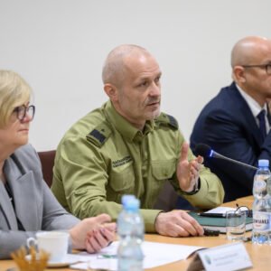 Zdjęcie przedstawia wojewodę podkarpackiego Teresę Kubas-Hul, komendanta Bieszczadzkiego Oddziały Straży Granicznej i dyrektora Biura Wojewody podczas narady