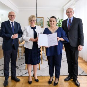 Zdjęcie przedstawia wojewodą podkarpackiego Teresę Kubas-Hul, konsultanta wojewódzkiego w dziedzinie pielęgniarstwa anestezjologicznego i intensywnej opieki dr hab. n. med. i n. o zdr. Sabinę Krupę-Nurcek, dyrektora Biura Wojewody Jerzego Tabina oraz zastępcę dyrektora Wydziału Polityki Społecznej Dariusza Tracza