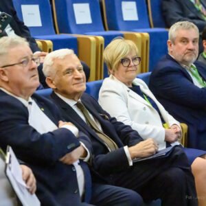 Teresa Kubas-Hul, Wojewoda Podkarpacki z Jerzym Buzkiem, Przewodniczącym Rady Fundacji EFRWP, byłym posłem do Parlamentu Europejskiego oraz Czesławem Siekierskim, Ministrem Rolnictwa i Rozwoju Wsi. Słuchający debaty na Forum.