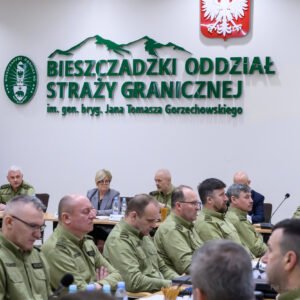 Zdjęcie przedstawia strażników granicznych biorących odział w naradzie