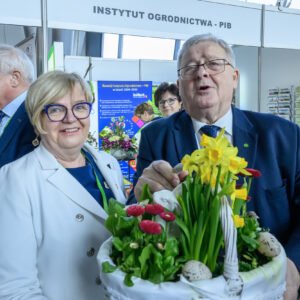 Teresa Kubas-Hul, Wojewoda Podkarpacki z Czesławem Siekierskim, Ministrem Rolnictwa i Rozwoju Wsi. Minister trzyma świąteczny koszyczek z żonkilami i stokrotkami.