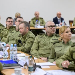 Zdjęcie przedstawia strażników granicznych biorących odział w naradzie