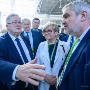 Teresa Kubas-Hul, Wojewoda Podkarpacki z Czesławem Siekierskim, Ministrem Rolnictwa i Rozwoju Wsi oraz innymi uczestnikami Forum.