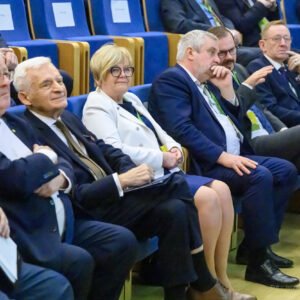 Teresa Kubas-Hul, Wojewoda Podkarpacki z Jerzym Buzkiem, Przewodniczącym Rady Fundacji EFRWP, byłym posłem do Parlamentu Europejskiego. Słuchający debaty na Forum.