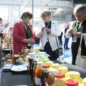 Teresa Kubas-Hul, Wojewoda Podkarpacki na stoisku z sokami.