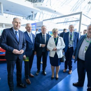 Goście Europejskiego Forum Rolniczego w Jasionce, w sali wystawienniczej.