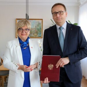 Wojewoda podkarpacki Teresa Kubas-Hul wraz z konsultantem wojewódzkim w dziedzinie medycyny sportowej