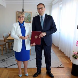 Wojewoda podkarpacki Teresa Kubas-Hul wraz z konsultantem wojewódzkim w dziedzinie medycyny sportowej