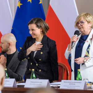Urszula Zielińska, Sekretarz Stanu w Ministerstwie Klimatu i Środowiska oraz Teresa Kubas-Hul, Wojewoda Podkarpacki podczas spotkania w PUW, poświęconego tematowi finansowania samorządowych projektów w zakresie klimatu i środowiska.