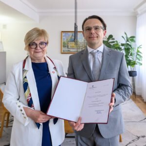 Teresa Kubas-Hul, wojewoda podkarpacki i dr n. biol. Mariusz Worek, nowy konsultant wojewódzki w dziedzinie w dziedzinie mikrobiologii lekarskiej.