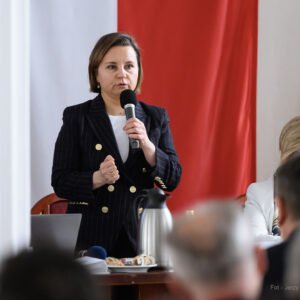 Urszula Zielińska, Sekretarz Stanu w Ministerstwie Klimatu i Środowiska podczas potkania w PUW, poświęconego tematowi finansowania samorządowych projektów w zakresie klimatu i środowiska.