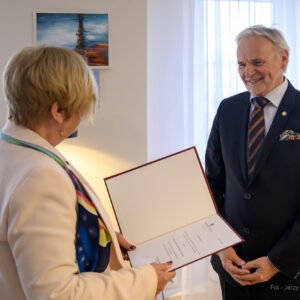 Teresa Kubas-Hul Wojewoda Podkarpacki i prof. dr hab. n. med. Bogumił Lewandowski, nowy konsultant wojewódzki w dziedzinie chirurgii stomatologicznej. Wręczenie powołania.
