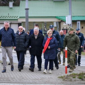 Na granicy w Barwinku. od lewej idą: Tomasz Lorenc II wicewojewoda, poseł Adam Dziedzic, Czesław Siekierski, Minister Rolnictwa i Rozwoju Wsi, Teresa Kubas-Hul, Wojewoda Podkarpacki, Tomasz Zybiński, Komendant Bieszczadzkiego Oddziału Straży Granicznej oraz przedstawiciele pozostałych służb.