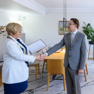 Teresa Kubas-Hul, wojewoda podkarpacki wręcza powołanie konsultantowi wojewódzkiemu w dziedzinie w dziedzinie mikrobiologii lekarskiej.