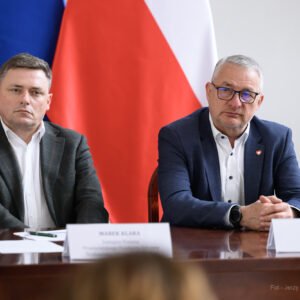 Za stołem siedzą: Marek Klara, Zastępca Prezesa WFOŚiGW w Rzeszowie i Marek Rząsa, poseł na Sejm.