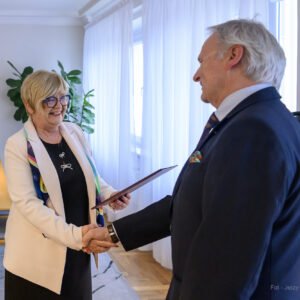Teresa Kubas-Hul Wojewoda Podkarpacki i prof. dr hab. n. med. Bogumił Lewandowski, nowy konsultant wojewódzki w dziedzinie chirurgii stomatologicznej. Wręczenie powołania.