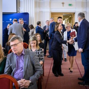 Uczestnicy spotkania w PUW na temat finansowania samorządowych projektów w zakresie klimatu i środowiska.