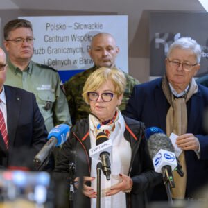 Uczestnicy konferencji prasowej na granicy w Barwinku.