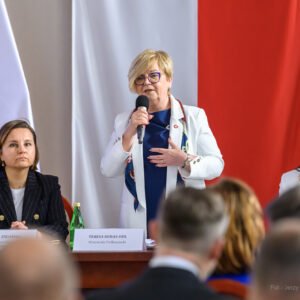 Urszula Zielińska, Sekretarz Stanu w Ministerstwie Klimatu i Środowiska oraz zabierająca głos Teresa Kubas-Hul, Wojewoda Podkarpacki podczas spotkania w PUW, poświęconego tematowi finansowania samorządowych projektów w zakresie klimatu i środowiska.