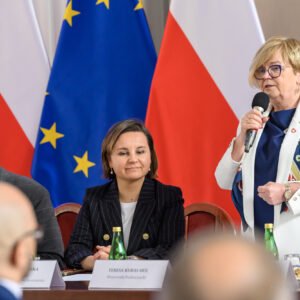 Urszula Zielińska, Sekretarz Stanu w Ministerstwie Klimatu i Środowiska oraz zabierająca głos Teresa Kubas-Hul, Wojewoda Podkarpacki podczas spotkania w PUW, poświęconego tematowi finansowania samorządowych projektów w zakresie klimatu i środowiska.
