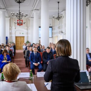 Widok Sali Kolumnowej z uczestnikami spotkania z Urszulą Zielińską, Sekretarzem Stanu w Ministerstwie Klimatu i Środowiska na temat finansowania samorządowych projektów w zakresie klimatu i środowiska.
