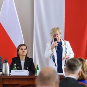 Urszula Zielińska, Sekretarz Stanu w Ministerstwie Klimatu i Środowiska oraz zabierająca głos Teresa Kubas-Hul, Wojewoda Podkarpacki podczas spotkania w PUW, poświęconego tematowi finansowania samorządowych projektów w zakresie klimatu i środowiska.