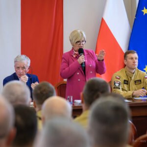 Uczestnicy spotkania dotyczącego obrony cywilnej