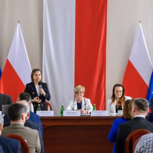 Zabierająca głos Urszula Zielińska, Sekretarz Stanu w Ministerstwie Klimatu i Środowiska, Teresa Kubas-Hul, Wojewoda Podkarpacki oraz Małgorzata Jarosińska-Jedynak, Członek Zarządu Województwa Podkarpackiego. Podczas spotkania w PUW, poświęconego tematowi finansowania samorządowych projektów w zakresie klimatu i środowiska.