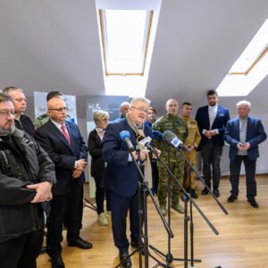 Czesław Siekierski, Minister Rolnictwa i Rozwoju Wsi oraz przedstawiciele służb podczas spotkania z mediami na granicy w Barwinku.