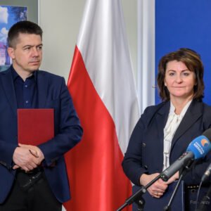 Bartosz Gubernat, rzecznik prasowy Wojewody Podkarpackiego i Irena Marszałek-Czekierda, dyrektor Wydziału Polityki Społecznej podczas konferencji prasowej nt. wsparcia dla osób z niepełnosprawnościami.