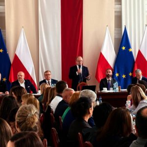 Uczestnicy narady w sali kolumnowej Podkarpackiego Urzędu Wojewódzkiego w Rzeszowie