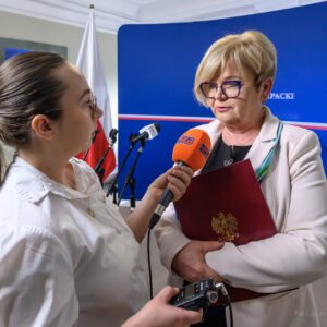 Teresa Kubas-Hul, Wojewoda Podkarpacki udziela wywiadu dziennikarce podczas konferencji prasowej nt. wsparcia dla osób z niepełnosprawnościami.