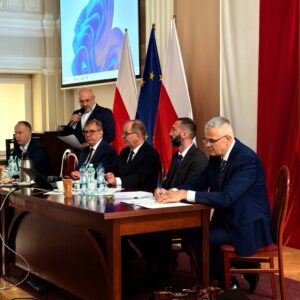 Uczestnicy narady w sali kolumnowej Podkarpackiego Urzędu Wojewódzkiego w Rzeszowie