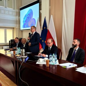 Uczestnicy narady w sali kolumnowej Podkarpackiego Urzędu Wojewódzkiego w Rzeszowie