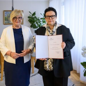 Zdjęcie przedstawia wojewodę podkarpackiego Teresę Kubas-Hul i konsultanta wojewódzkiego w dziedzinie patomorfologii dr Ewę Kazanowską
