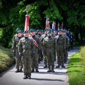 Zdjęcie przedstawia uczestników obchodów Narodowego Dnia Zwycięstwa