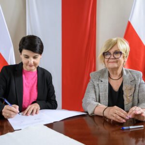 Zdjęcie przedstawia uczestników podpisania umów w ramach programów rządowych
