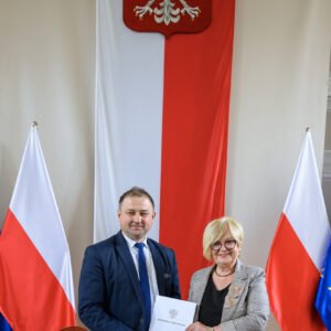 Zdjęcie przedstawia uczestników podpisania umów w ramach programów rządowych