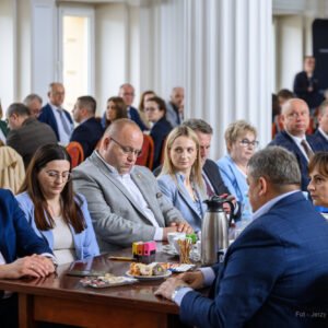 Zdjęcie przedstawia uczestników podpisania umów w ramach programów rządowych