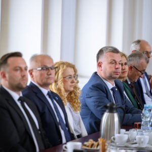 Zdjęcie przedstawia uczestników podpisania umów w ramach programów rządowych