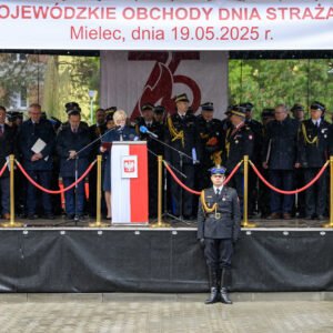 Zdjęcie przedstawia uczestników Wojewódzkich Obchodów Dnia Strażaka