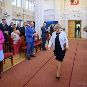 Zdjęcie przedstawia uczestników uroczystości wręczenia odznaczeń państwowych