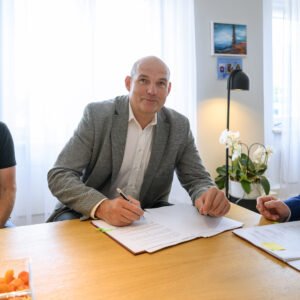 Zdjęcie przedstawia uczestników uroczystości podpisania umowy na wsparcie ratownictwa wodnego