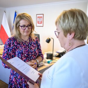 Zdjęcie przedstawia Magdalenę Turzę-Krajewską - konsultanta wojewódzkiego w dziedzinie psychoterapii uzależnień oraz wojewodę podkarpackiego Teresę Kubas-Hul