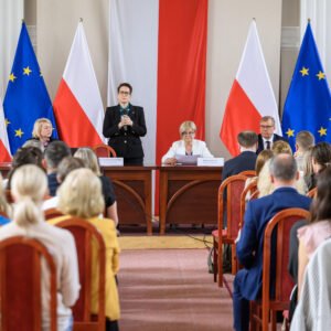 Zdjęcie przedstawia uczestników spotkania z szefową Służby Cywilnej Anitą Noskowską Piątkowską