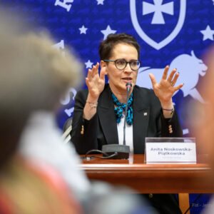 Zdjęcie przedstawia uczestników spotkania z szefową Służby Cywilnej Anitą Noskowską Piątkowską
