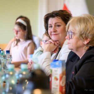 Zdjęcie przedstawia uczestników spotkania z rodzinami zastępczymi